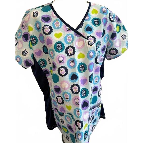 GREEN TOWN WOMENS SCRUB TOP‎ MEDIUM OWLS AND HEARTS - Picture 1 of 1